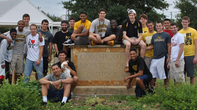 Southwestern's men's basketball team volunteers at local non-profit